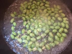 锅中加入少许清水，倒入毛豆煮熟，捞出沥干水备用。