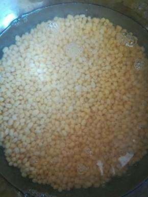 去皮绿豆泡水一夜，备用