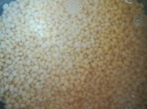 去皮绿豆泡水一夜，备用