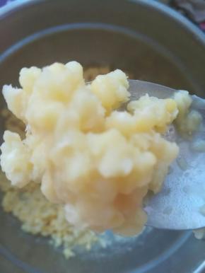 锅中加水，煮开绿豆，一直煮到软烂为止