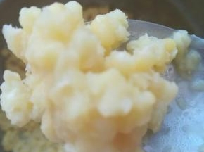 锅中加水，煮开绿豆，一直煮到软烂为止