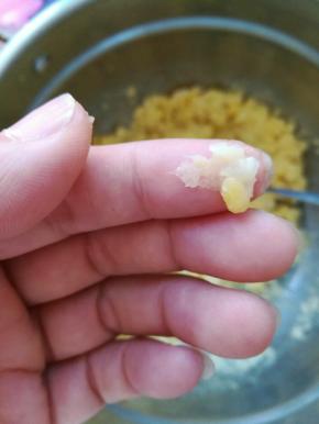 用手指一撮就成粉，就可以了