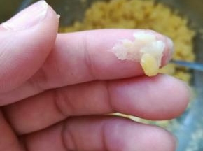用手指一撮就成粉，就可以了