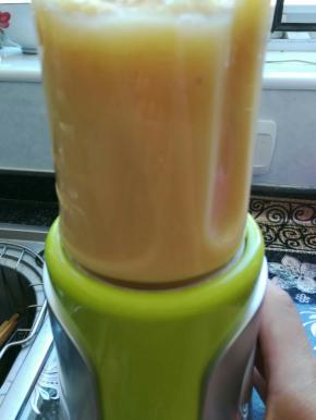 料理机加水，把煮好的绿豆打成泥