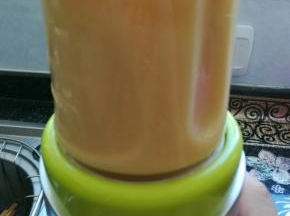 料理机加水，把煮好的绿豆打成泥