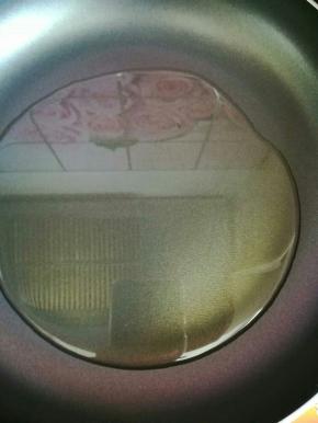 锅小火加热，倒入油