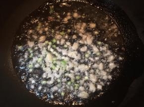 起锅倒入油，大火烧热，放入蒜末煸出香味。