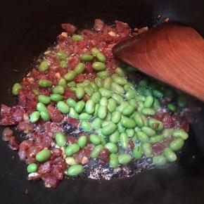 倒入毛豆翻炒几下。