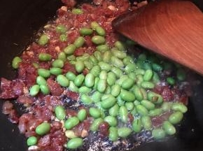 倒入毛豆翻炒几下。