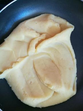 小火炒到成团就好了，关火晾凉备用