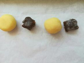 分成大小合适的剂子，绿豆泥20克，红豆沙10克