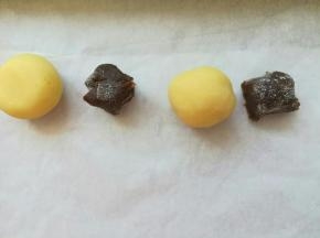 分成大小合适的剂子，绿豆泥20克，红豆沙10克