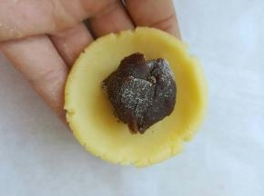 就像包包子一样，把馅包进去