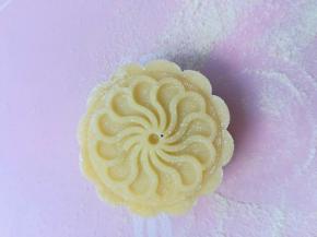 选择自己喜欢的模具花，拍熟糯米粉，防止粘模具