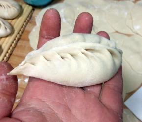 捏边，收紧。我包的柳叶状，大家可按自已习惯来包。