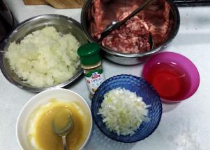 冬瓜擦丝，放盐腌五六分钟，然后攥干水份。最后挤的干些，以免包时出水； 
取十几粒花椒，用开水冲泡，等凉后备用； 
葱切成葱花，姜切末；