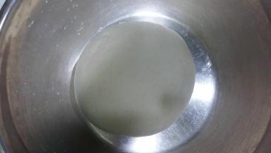 面粉中分次倒入开水，用筷子搅拌成雪花状，放凉，然后分次倒入凉水，揉成光滑的面团，罩上保鲜膜醒二十分钟以上。