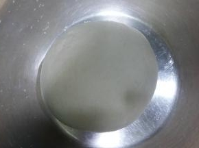 面粉中分次倒入开水，用筷子搅拌成雪花状，放凉，然后分次倒入凉水，揉成光滑的面团，罩上保鲜膜醒二十分钟以上。