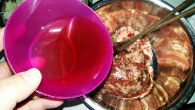 花椒水分次加入肉馅中，顺一个方向搅打上劲； 加入料酒，搅拌均匀；