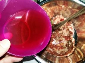 花椒水分次加入肉馅中，顺一个方向搅打上劲； 加入料酒，搅拌均匀；