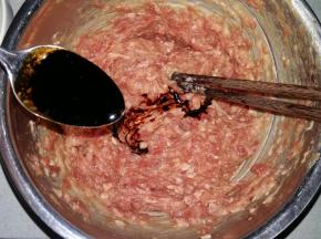 把老抽加到肉馅中拌匀；