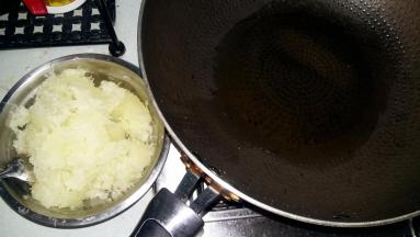 食用油中放五六粒花椒，小火烧开，趁热倒入挤干水份的冬瓜中拌匀；