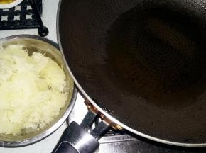 食用油中放五六粒花椒，小火烧开，趁热倒入挤干水份的冬瓜中拌匀；
