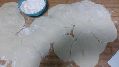 醒好的面团，搓成长条，分成均匀的剂子，擀成圆形饺子皮；