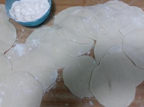 醒好的面团，搓成长条，分成均匀的剂子，擀成圆形饺子皮；