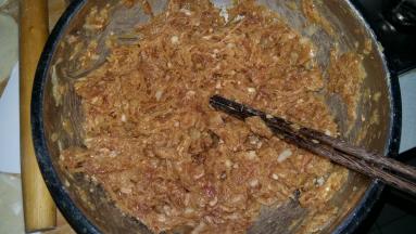 取出肉馅，把冬瓜，葱花、姜末、盐、香油放进肉馅中拌匀。浓汤宝比较咸，盐的量根据个人口味来放；