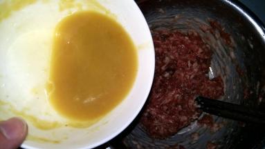 浓汤宝加少许温水化开，分次倒入肉馅中；