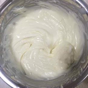 接着加入酸奶和柠檬汁搅拌顺滑
