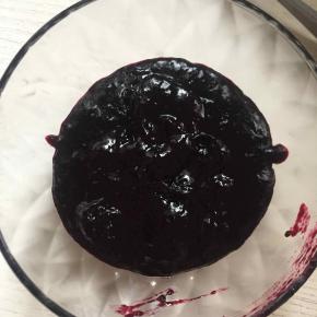 提前制作蓝莓酱..把200克蓝莓加入40克细砂糖捣碎，然后加入柠檬汁熬成浓稠的果酱，备用