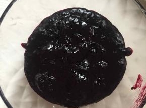 提前制作蓝莓酱..把200克蓝莓加入40克细砂糖捣碎，然后加入柠檬汁熬成浓稠的果酱，备用