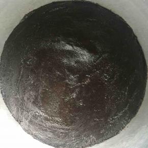 奥利奥饼干碎加入隔热水融化的黄油，混合均匀，在6寸戚风模具中垫上油纸，倒入混合的饼干碎，压实，入冰箱冷藏