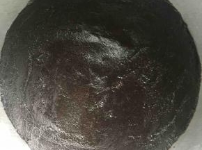 奥利奥饼干碎加入隔热水融化的黄油，混合均匀，在6寸戚风模具中垫上油纸，倒入混合的饼干碎，压实，入冰箱冷藏