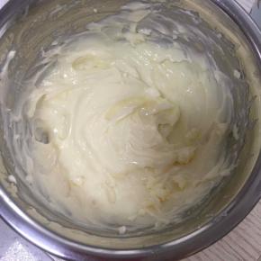 奶油奶酪加40克细砂糖隔热水打至顺滑状态
