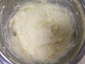 奶油奶酪加40克细砂糖隔热水打至顺滑状态