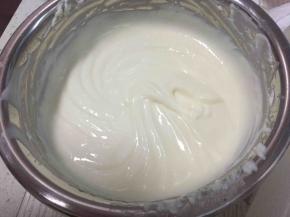 把融化好的牛奶吉利丁加入到奶酪糊中搅拌均匀（牛奶吉利丁稍微晾凉一点再加入，不然会混合不好，也会影响吉利丁的效果。两者混合时温度要接近一点）