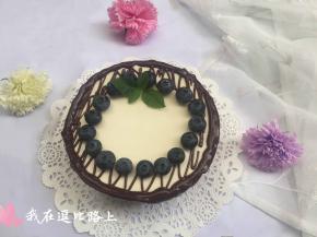 关于淋面：因为可淋可不淋，所以写在最后。巧克力加淡奶油隔热水融化成流动状态，然后装入裱花袋，稍微晾凉一点挤在周围就可以了，接着随意放点蓝莓装饰一下