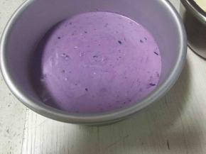 取出冷藏的饼底，先倒入颜色深的芝士糊，放冷冻15分钟，表面凝结后取出来，继续倒入颜色浅的芝士糊，入冷冻15分钟，取出倒入白色的芝士糊，放冷藏四小时以上就可以了