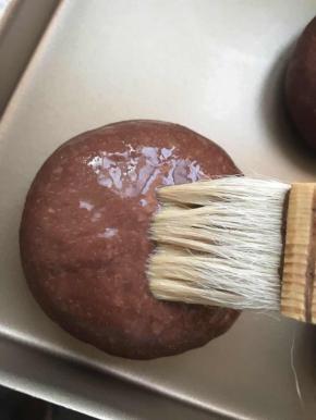 取出后，预热烤箱180度，然后表面刷全蛋液