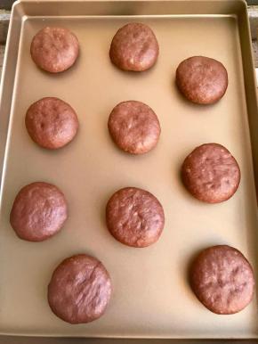 包好后，揉圆，轻按扁，温暖处进行二次发酵。