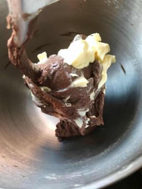 加入软化黄油继续揉，揉大约15分钟