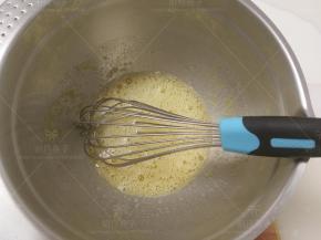 鸡蛋打入碗里，加入细砂糖打匀。