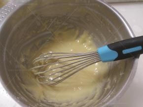 筛入低筋面粉拌匀。