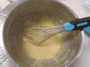 用手动打蛋器拌匀