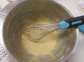 用手动打蛋器拌匀