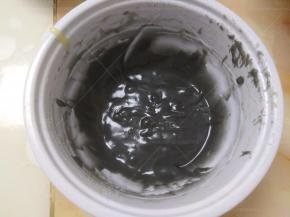 分出一点面糊加入少许竹炭粉拌匀。