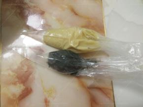 两种面糊分别放入冰箱冷藏至少一小时后拿出回温至流到状态，装入裱花袋。